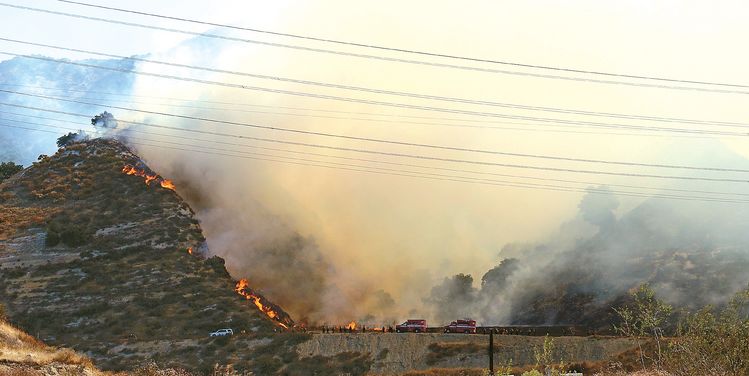 6일 오전 14번 프리웨이 근처 솔리대드 캐년로드 일대에서 산불이 번지고 있다.  김상진 기자