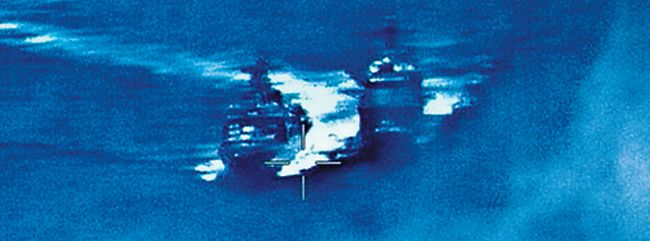 7일 필리핀해에서 러시아 구축함(왼쪽)이 미 해군 순양함 챈슬러즈빌에 초근접 항해하고 있는 모습을 찍은 영상. 해군 측은 러시아 구축함이 50피트 거리까지 다가와 위협했다고 밝혔다. [미 해군 제공]