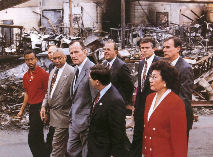 LA폭동 직후 조지 부시 대통령 한인타운을 방문해 피해 상황을 확인하고 있다.