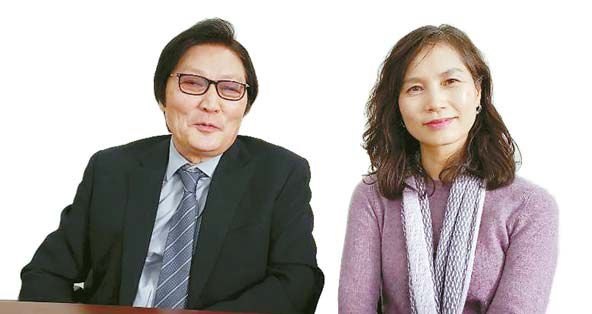 안경라(오른쪽) 회장과 김은집 부회장이 새해 사업에 대해 이야기하고 있다.