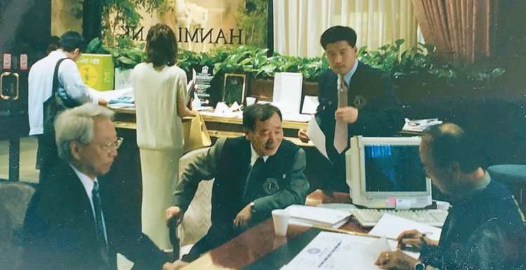 1986년 KABA 멤버들이 한미은행에서 무료 법률상담을 진행하고 있다. [사진 제공=민병수 변호사]