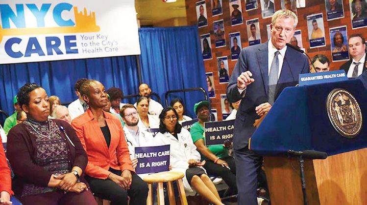 7일 빌 드블라지오 뉴욕시장(연단)은 기자회견을 열고 뉴욕시민 모두에게 보험을 제공하는 'NYC케어'를 설명하고 오는 8월 1일 브롱스에서 프로그램을 시작하겠다고 밝혔다. [뉴욕시장실]