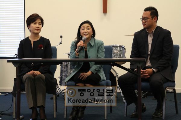  20일 리자 박 변호사(가운데)가 기자회견에서 장소 선정과 학사 운영에 관해 설명하고 있다. 최은숙 KTN 대표(왼쪽)와 김준 슈가로프한인교회 EM 담당 목사가 함께 했다. 