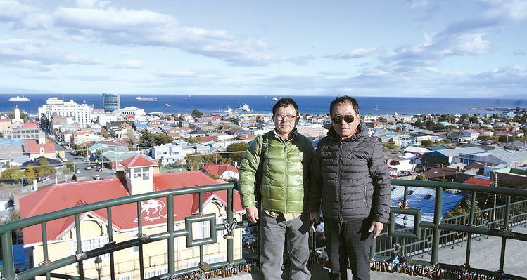 칠레 최남단 도시 푼타 아레나스 전망대에서 도시와 바다를 배경으로 포즈를 취한 하기환 회장(오른쪽)과 이영근씨.