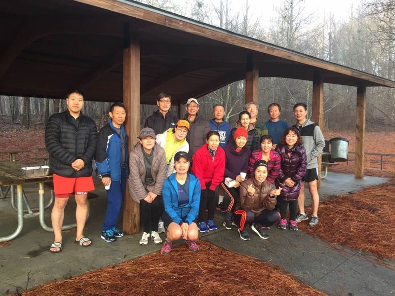 바카스 클럽 회원들이 1일 조지 피어스 공원에서 마라톤을 마친 뒤 포즈를 취했다.  
