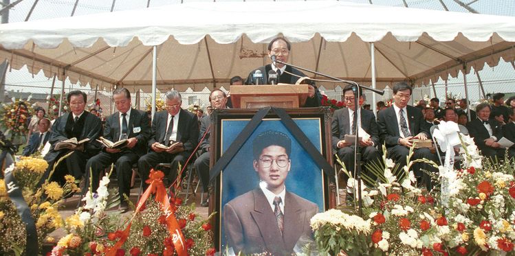 1992년 5월 6일 LA한인타운의 서울국제공원에서 LA 폭동 당시 폭도로 오인당해 총격을 받고 목숨을 잃은 이재성 군의 장례식이 있었다. [중앙 포토]