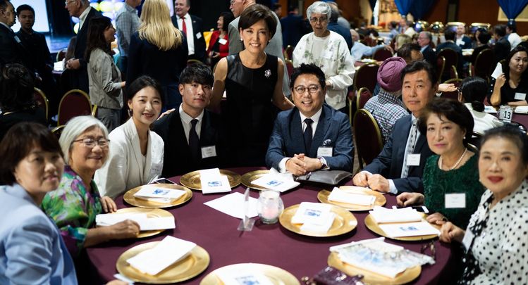 연방하원 제39지구에 재도전하는 영 김 후보(가운데)가 7일 롤랜드하이츠 STC에서 열린 기금모금 행사에서 후원자들과 함께 하고 있다.