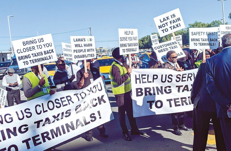 6일 오전 LA 택시근로자연합(TWALC) 소속 택시기사들이 LAX에서 피켓 시위를 벌이고 있다.  [사진 린디 오만 트위터] 