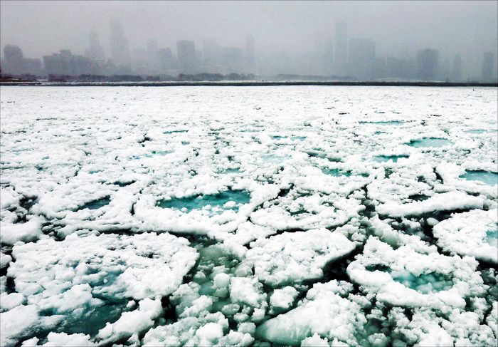 시카고 일원에 기상 관측 이래 가장 추운, 체감기온 -50℉의 혹한이 예보됐다. 사진은 꽁꽁 얼어붙은 미시간 호수와 시카고 다운타운. [사진=Young Huh]