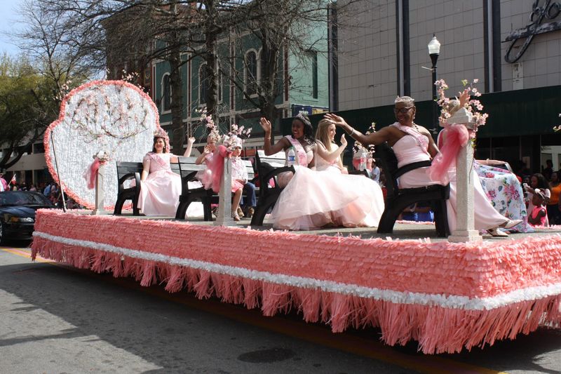  지난해 열린 메이컨 벚꽃축제에서 퍼레이드가 펼쳐지고 있다.  