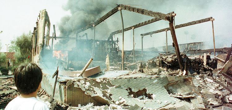 1992년 4월 29일 발생한 LA폭동으로 가게를 잃은 한인 업주가 전소된 건물을 쳐다보고 있다. [중앙포토]