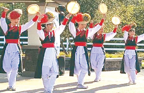 다문화축제에서 KAYPA 단원들이 북춤 공연을 선보이고 있다. [KAYPA 제공]