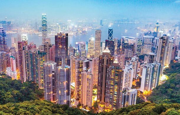 홍콩의 마천루.  세계 금융의 중심지다. 최근 반중국 시위로 더 주목을 받고 있다.