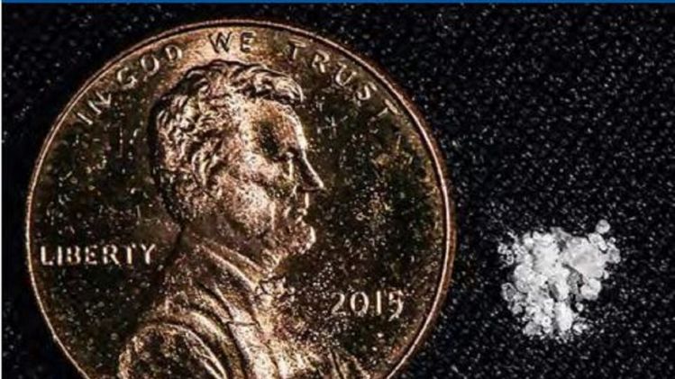 신종마약 카펜태널의 크기를 1센트 동전과 비교한 모습. [마약단속국 웹사이트]