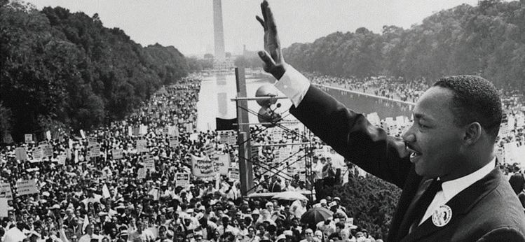 1963년 8월 28일 워싱턴 DC 링컨 기념과 앞에서 “나는 꿈이 있습니다”를 연설하는 마틴 루서 킹 목사.