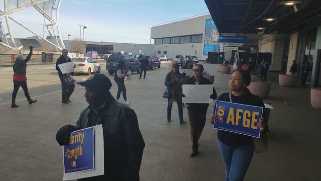 애틀랜타 하츠필드 공항에서 셧다운 반대 시위를 벌이고 있는 TSA 직원들. 사진출처 = 폭스5뉴스