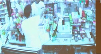 지난해 3월 테네시 멤피스의 한 식료품 매장에서 점원 가잘리가 2달러 짜리 맥주를 들고 나가는 해리스에게 총격을 가하고 있다. [CNN 캡처] 
