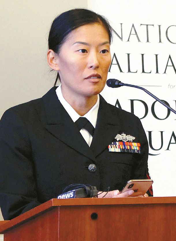 입양 한인 여성인 미 해군 예비군 리아 리씨가 입양인 시민권법 통과를 호소하고 있다. [연합]