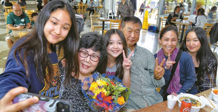 9일 코리아타운 갤러리아 푸드코트를 찾은 이삼웅(75세)씨 가족이 식사에 앞서 기념사진을 찍고 있다. 김상진 기자
