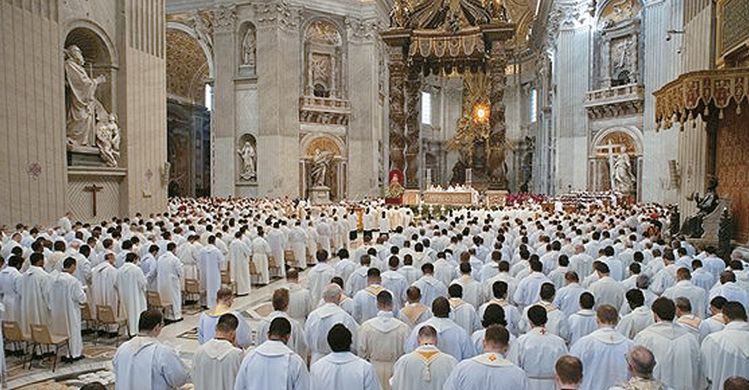 성목요일 바티칸의 성베드로성당에서 프란치스코 교황이 사제들과 함께 성유축성미사를 드리는 모습.