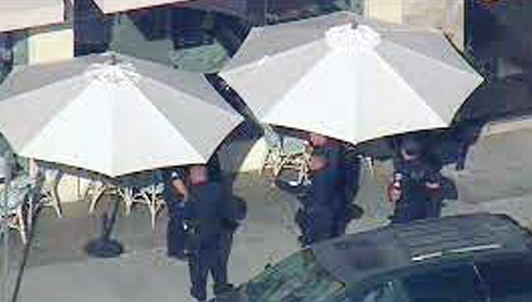19일 총격사건이 발생한 글렌데일의 빵집 앞에서 경찰관들이 현장조사를 벌이고 있다. [FOX LA 화면 캡쳐] 