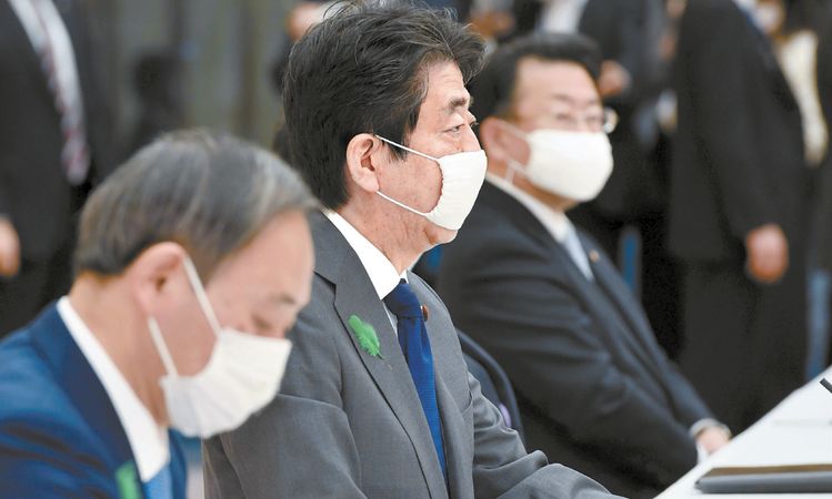 아베 신조 일본 총리(가운데) 정부는 코로나19에 대비하기 위해 천 마스크를 가구당 2장씩 배포하겠다고 발표했다. [연합뉴스]