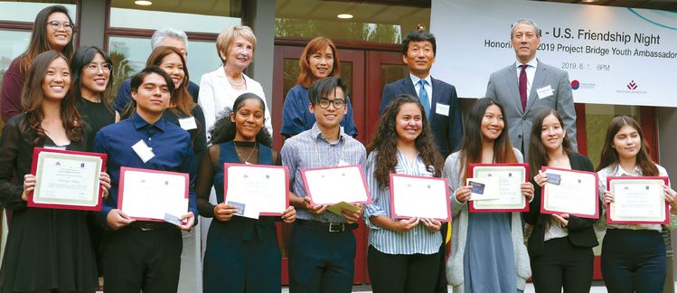 지난 1일 LA총영사관에서 ‘한미 프렌드십 나이트’가 열렸다. 비영리단체 ‘퍼시픽 센추리 인스티튜트(PCI)’의 청소년 민간 외교관 선발사업인 ‘프로젝트 브릿지 유스 앰버서더스’에 선정된 고등학생들이 민간 외교관 졸업장을 받았다.