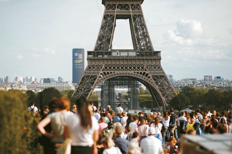 파리의 에펠탑에서 줄타기 곡예를 관람하고 있는 여행객들. [로이터]
