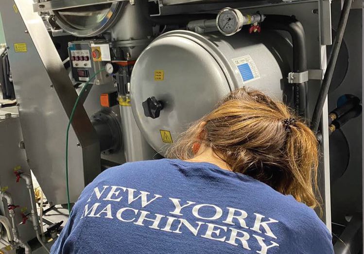뉴욕머시너리는 유니섹(N과 E 모델) 드라이클리닝 기계를 사용하는 뉴욕.뉴저지 지역 세탁업체를 대상으로 7월 한 달 동안 무료 점검 서비스를 제공한다. [사진 뉴욕머시너리]