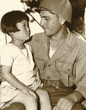 터키군 군인(슐레이만)과 한국고아 소녀 아일라(김은자)의 사진.