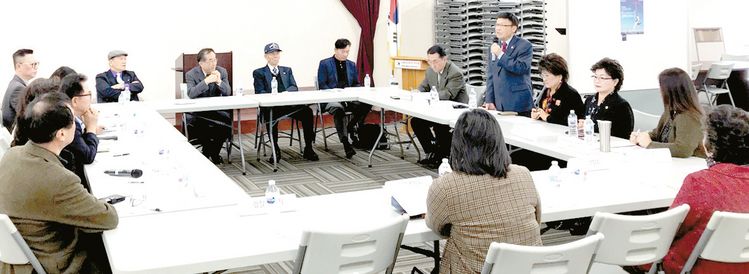 지난 6일 OC한인회관에서 열린, 올해 첫 단체장회의에서 김도영(서있는 이) OC한미시민권자협회 이사장이 센서스 참여의 중요성에 대해 발언하고 있다.