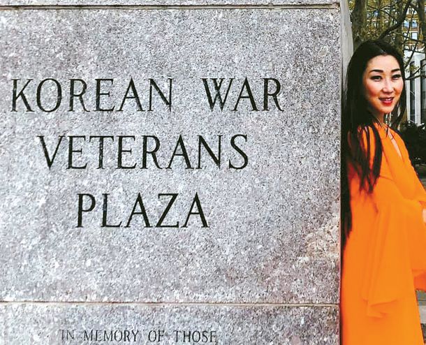 김한나 대표가 뉴욕 브룩클린에 있는 한국전 참전 기념비 앞에서 포즈를 취하고 있다.