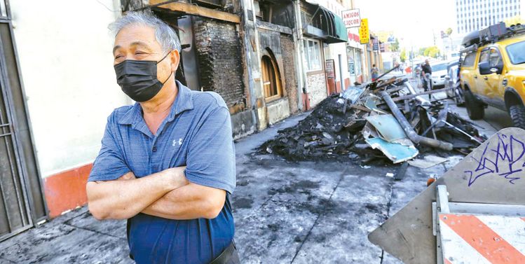 OB베어 이광진 사장이 화재 현장을 둘러보고 있다. 김상진 기자 