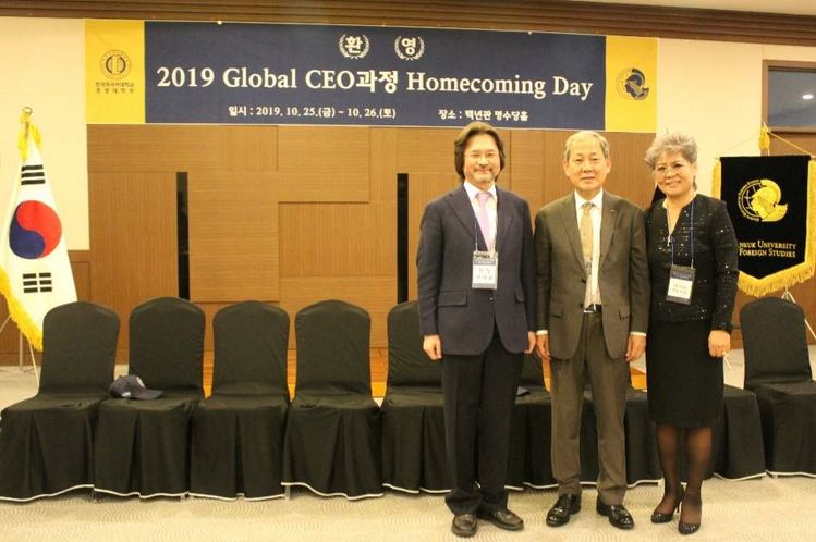 지난해 10월 한국에서 열린 글로벌CEO과정 홈커밍데이에서 관련자들이 기념사진을 찍고 있다. 왼쪽부터 권석균 경영대학원장, 김인철 총장, 테레사 황 운영위원장.