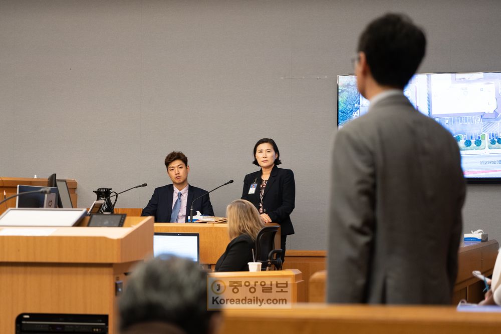 6일 귀넷수피리어 법원에서 열린 박동수 씨의 재판에서 공동 용의자인 이승원(왼쪽) 씨가 검찰의 증인 심문을 받고 있다.