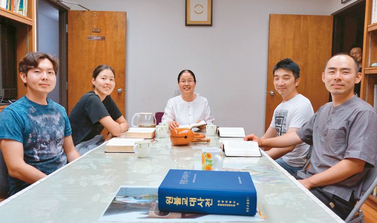 양윤성 원불교 미주서부교구 교구장(가운데)이 LA원불교 청년회 교리공부를 하고 있는 모습. 맨왼쪽이 김형진 청년회 회장. 