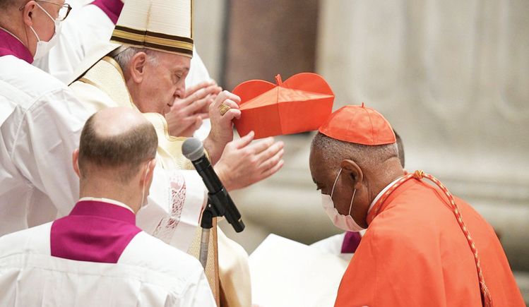 미국의 첫 흑인 추기경인 윌턴 그레고리 워싱턴DC 대주교가 28일 바티칸에서 개최된 임명식에서 프란치스코 교황으로부터 빨간 사각모인 비레타를 받고 있다. [바티칸 미디어 제공]