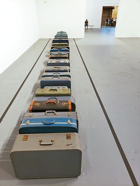 조 레너드의 작품 'Suitcase' 