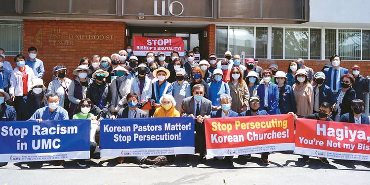 지난 21일 한인 교인들이 패서디나 지역 연합감리교단(UMC) 연회 본부 앞에서 항의 시위를 진행했다. 시위에 참여한 한인 교인들 모습.