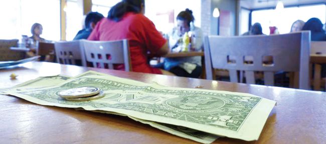최근 가주 항소법원은 식당 등에서 의무적으로 부과하는 서비스 차지를 팁으로 구분해 직원들에게 지급하도록 명령했다. 한인타운의 한 식당 테이블에 팁이 놓여 있다. [중앙 포토]