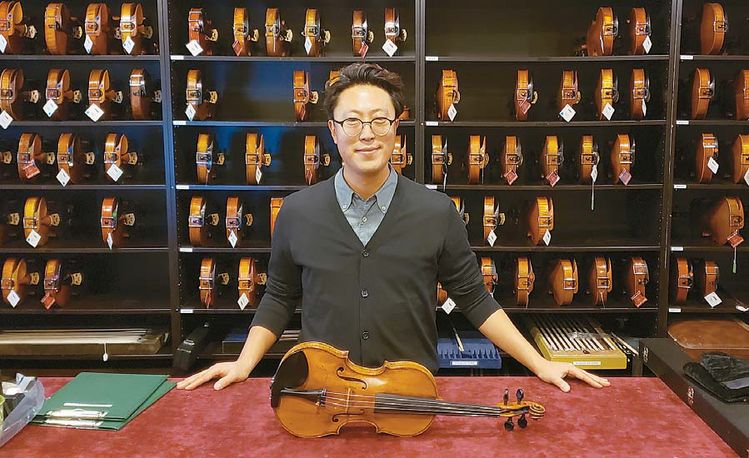 세계적인 권위의 프랑스 현악기 전문가들을 초청해 '악기 감정' 이벤트를 여는 LA바이올린숍의 이호준 대표.