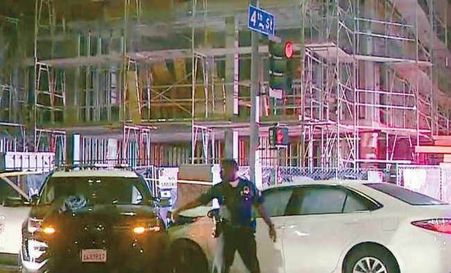 22일 새벽 3시 45분쯤 LA 한인타운 4가와 노먼디 애비뉴 인근에서 40대 히스패닉 남성이 괴한이 쏜 총에 맞아 병원으로 옮겨졌다. 사고 조사를 위해 현장을 통제하던 순찰차량을 다른 차량이 들이받은 사고 장면. [CBS캡처]