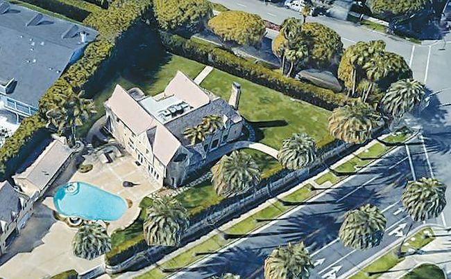 트럼프 그룹이 2007년 700만 달러에 매입했다가 최근 1350만 달러에 매각한 베벌리힐스 저택. [구글 어스]