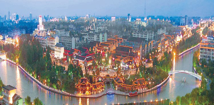 양저우는 베이징과 항저우를 잇는 길이 620마일 길이 대운하의 교차로에 자리한 물의 도시다.