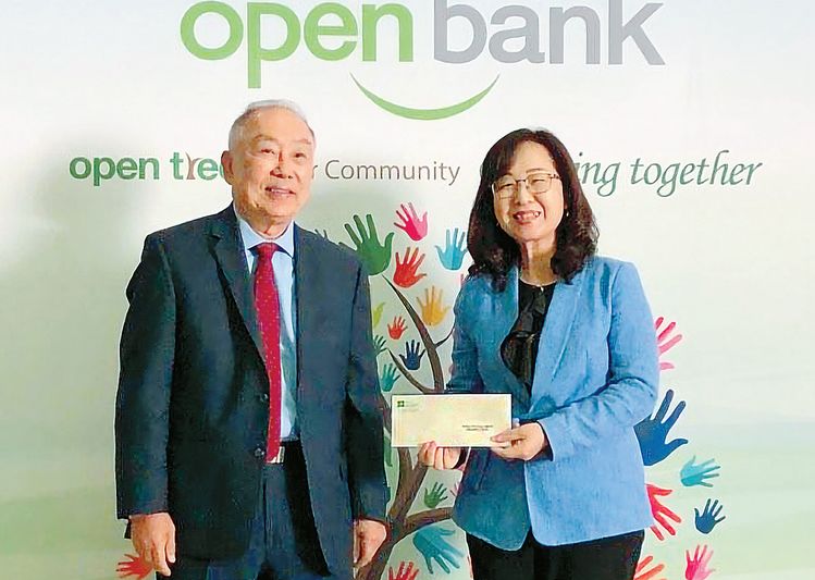 한미특수교육센터 로사 장(오른쪽) 소장이 오픈청지기재단의 도은석 이사장으로부터 후원기금을 전달받았다. 