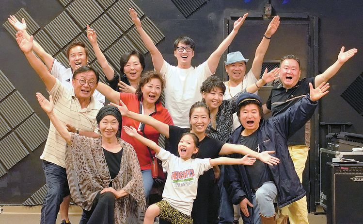 오는 31일 퓨전 심청 연극 공연에 나서는 극단 어울림의 손영혜(앞줄 왼쪽 첫번째)대표와 출연 배우들.