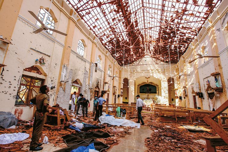 21일 폭발로 천장이 무너진 스리랑카의 성 세바스티안 성당 신도들이 부상자들을 구조하고 있다. [성 세바스티안 성당 페이스북]