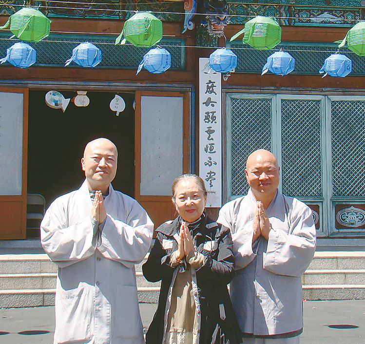 부처님오신날 합동봉축법회 준비를 하고 있는 묘경스님(왼쪽)과 해안스님(오른쪽)이 달마사 앞에서 포즈를 취했다.