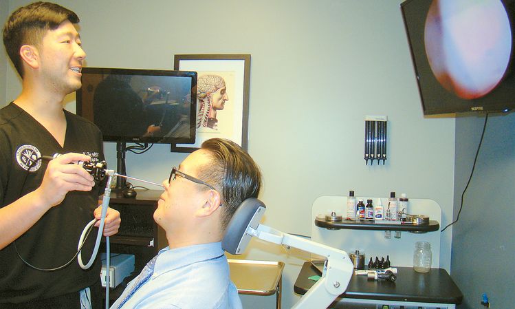 굿사마리탄 병원의 케빈 최 이비인후과 전문의가 냄새를 맡지 못하는 원인을 찾는 방법의 하나로 내시경을 통해 코 안의 상태를 살펴보고 있다.