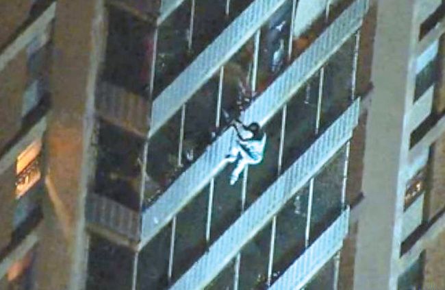 지난 18일 밤 필라델피아에 있는 19층 아파트 빌딩에서 화재가 발생한 가운데 한 남성이 15층 자신의 아파트에서 벽을 타고 내려오고 있다. [abc뉴스 캡쳐]